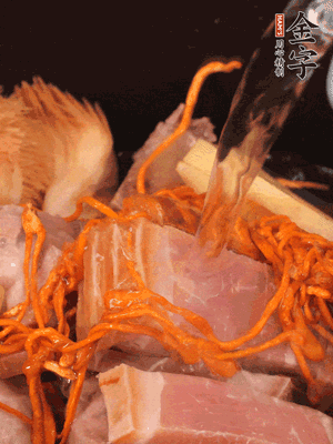 將所有食材一起倒進鍋中，加水沒過食材，燉煮30分鐘即可