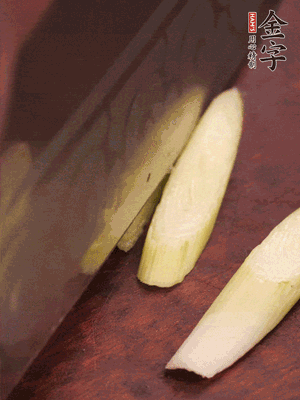 蒜白切小段，辣椒斜切圈