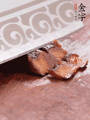 金字醬油肉水煮15分鐘，切薄片