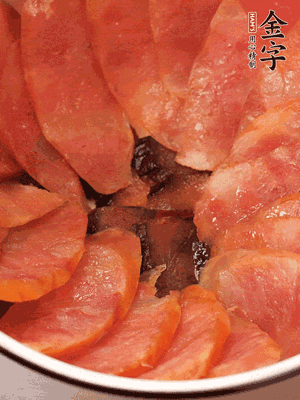 深碗涂抹豬油，頂端鋪枸杞，間隔鋪上香腸、醬油肉片