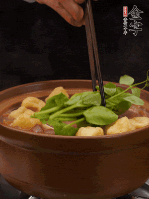 加筒骨煲的經(jīng)典配菜：金字土香腸、油豆腐、千張蓋上蓋子燜一會(huì)兒，耐心等候10分鐘。