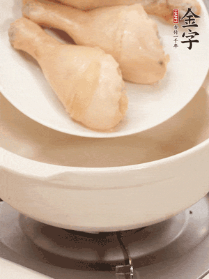 雞腿、火腿、干貝、蒜頭放入砂鍋內(nèi)燉1小時