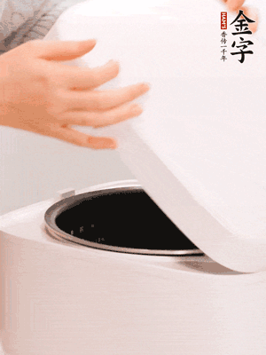 泡發(fā)香菇的水和調(diào)好的醬汁混合在一起，倒入電飯煲中，煮飯。