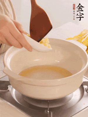 鍋里留少量底油煸香火腿和姜末。