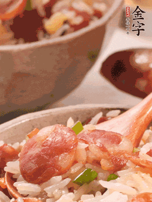 開蓋后，沿鍋邊淋2大勺花生油，大火烤出鍋巴。輕輕翻拌一下，撒點(diǎn)蔥花。