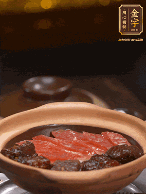 鋪上臘腸和排骨，鍋邊淋一圈油，小火煲10分鐘