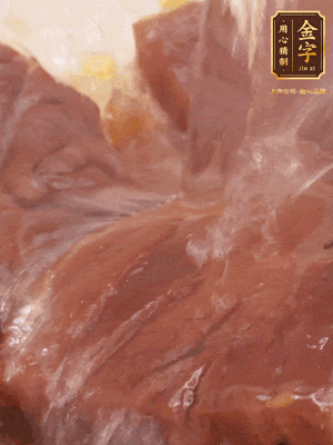 加熱水，2大勺料酒煮20分鐘，再下節(jié)瓜塊煮10分鐘即可