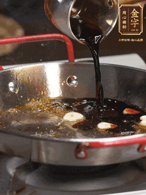 煲飯期間，用油煎熟牛肝菌。再用底油加醬油、蒜片調(diào)出鮮美醬汁