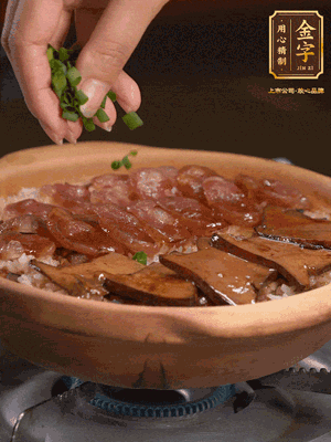 最后鋪上牛肝菌，爭分奪秒地倒上醬汁，撒點小蔥花