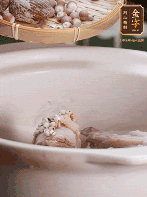 焯好水洗凈的鴨肉、薏米、芡實、蜜棗+適量水煲1小時