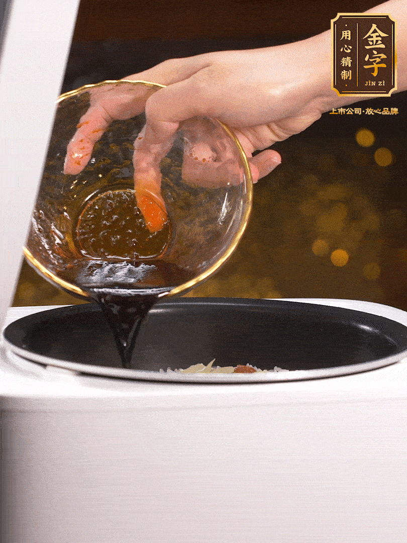 煮好后，淋上醬汁：2勺生抽、1勺老抽、1勺蠔油、半勺白糖、半勺香油、1勺水