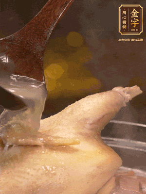 大火燒開后，撇去浮沫。轉(zhuǎn)小火燉2個小時