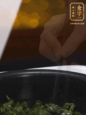 煮飯鍵開煮，根據(jù)個人口味加鹽