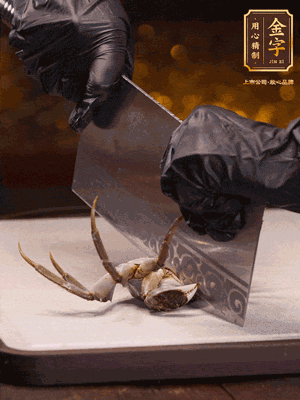 用刷子刷干凈六月黃，一斬二。把蟹蓋、蟹胃拿出來(lái)。