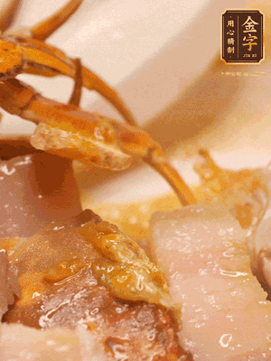 顏色變紅時(shí)，放蔥結(jié)、姜片煸香，再放咸肉、茭白、毛豆翻炒