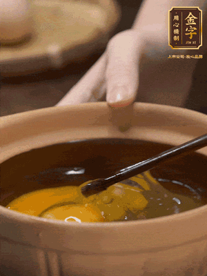 雞蛋打入砂鍋，充分打勻，1.5倍的溫水加一勺鹽，倒入蛋液中，攪拌均勻后用勺子舀去表面浮沫