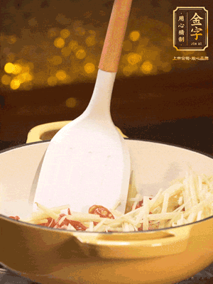 再放嫩姜絲，翻炒出姜絲的辣味