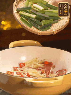 接著放蒜葉，來(lái)一點(diǎn)鹽，一點(diǎn)醬油調(diào)味翻勻