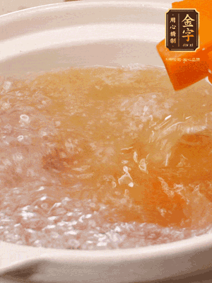 倒入開水、南瓜塊、南瓜泥中火煮5分鐘