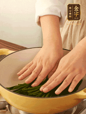 小蔥鋪在底部，放上生姜