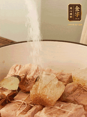 加水沒過，大火煮開轉(zhuǎn)小火慢燉2小時，煮到收汁