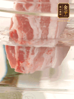 大塊豬五花冷水下鍋，蔥、姜、花雕酒焯水