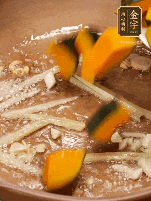 砂鍋倒一層底油，蒜粒、姜絲炒香后，再下南瓜翻炒30秒