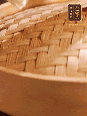 將香腸、醬油肉、臘肉放入蒸容蒸20分鐘