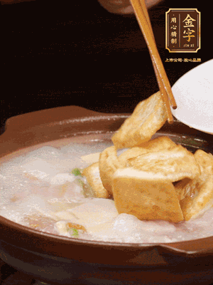 倒入開(kāi)水大火煮開(kāi)，轉(zhuǎn)中小火放咸肉，放一點(diǎn)點(diǎn)糖、味精慢燉10分鐘
