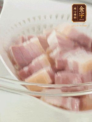 金字淡咸肉、排骨分別加料酒、蔥、姜冷水下鍋焯水，水開(kāi)撇去浮沫撈出。