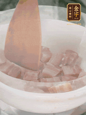 砂鍋內(nèi)咸肉微微煸出香味，再倒入開(kāi)水。放排骨滾開(kāi)后轉(zhuǎn)中小火篤30分鐘。（水盡量一次加足，以免中途加水沖淡鮮味。這一步是湯底濃白的關(guān)鍵）