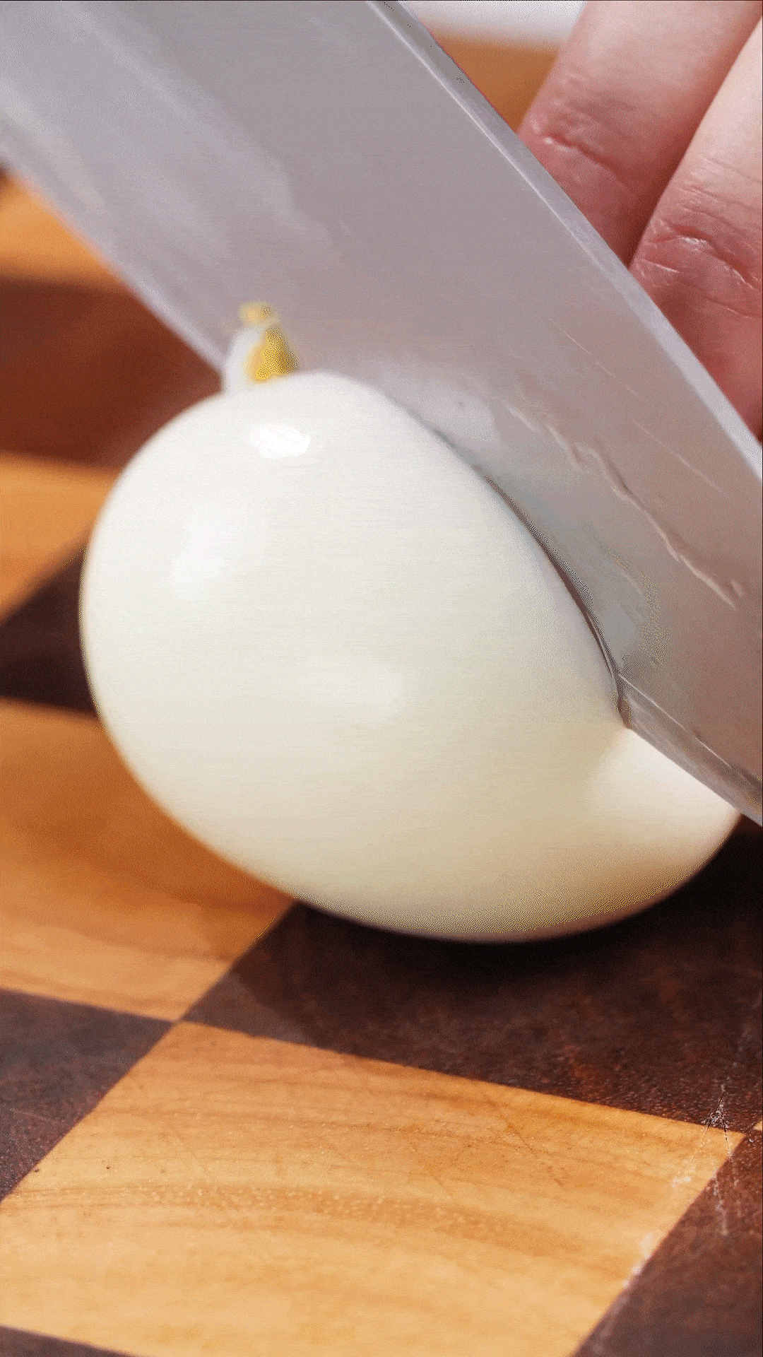 雞蛋煮熟，改刀備用