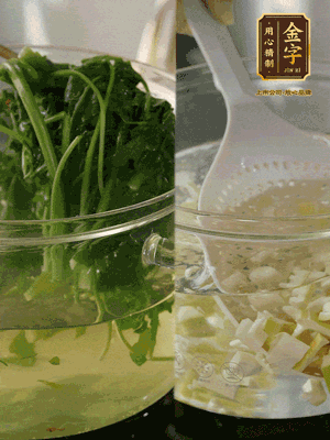 春筍切丁焯水；薺菜加鹽焯水，過(guò)涼水后切成細(xì)末