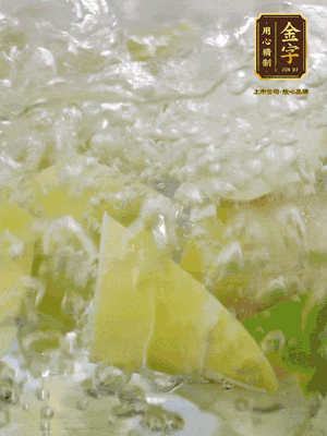 春筍沿著外皮豎著淺劃一刀，剝下外殼，切掉尾部的老根，切滾刀塊。簡單焯水去澀味。