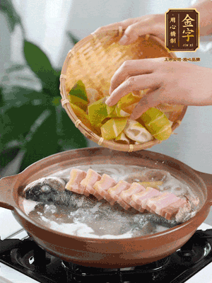 倒開水燉煮后轉(zhuǎn)移入砂鍋，淋料酒去腥、加少許鹽調(diào)味，再依次加咸肉、春筍燉煮15分鐘。