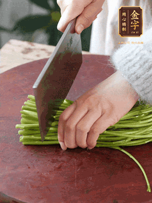 正嫩的藜蒿，掐頭去除根部，切小段