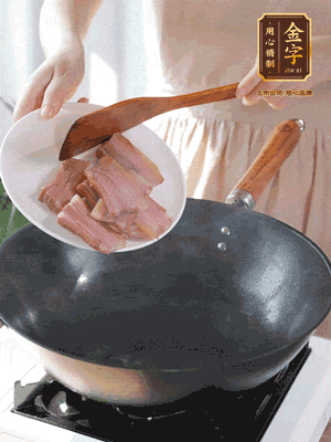 豬油熱鍋，下咸肉煸香，再下蔥姜提鮮