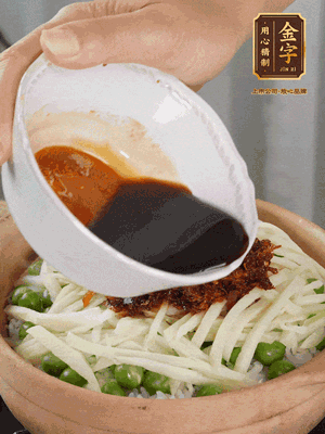 繼續(xù)小火燜3分鐘，淋上XO醬攪拌均勻。
