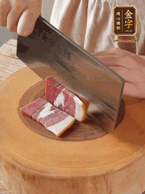 金字火腿切片，溫水浸泡5分鐘。