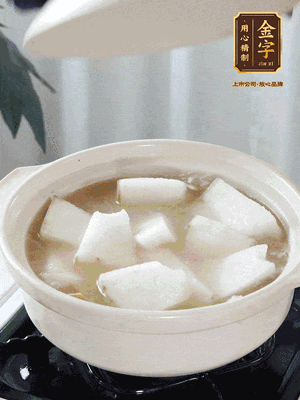 最后下冬瓜繼續(xù)燉煮10分鐘，撒上蔥花點綴。