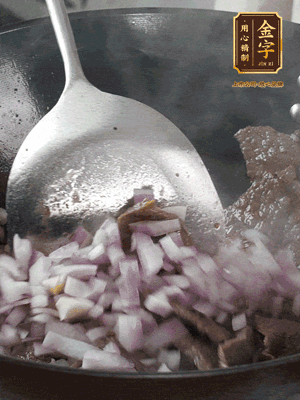 橄欖油熱鍋，牛肉丁炒至焦香狀態(tài)，下洋蔥丁翻炒出香味