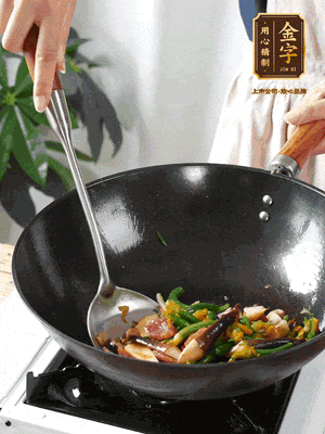 煸香蒜末，下香腸翻炒均勻，再依次下雞縱菌、黃瓜花