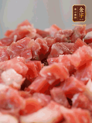 做月餅餡 火腿切成小丁，溫水浸泡5分鐘，上鍋蒸熟15-20分鐘，再將火腿丁、白砂糖、蜂蜜攪拌腌漬2小時(shí)
