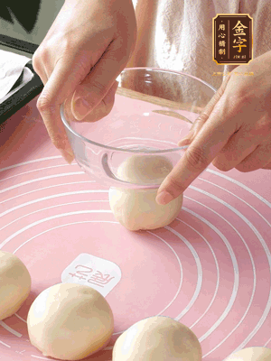 按扁后搟成圓形面皮。餡料放在面皮中心，把餡料包緊，捏緊收口