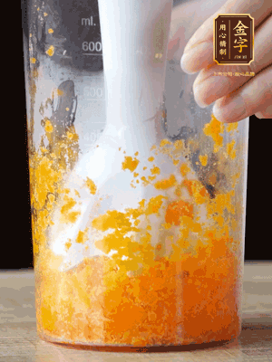 加玉米油、水怡、水揉搓成細(xì)膩的面團(tuán)。松弛半小時(shí)后，分成37g一個