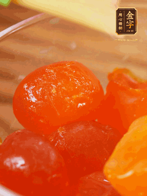 咸蛋黃噴白酒，170℃烤10分鐘。打碎過篩