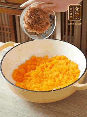 加火腿絲拌均，分成37g一個餡料，冷凍30分鐘