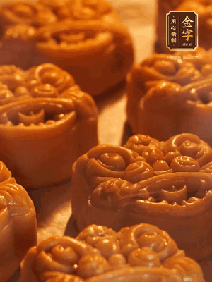 表面噴上水，烤箱預(yù)熱至190℃，170℃烤10分鐘