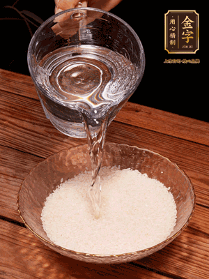 大米提前浸泡30分鐘。干香菇泡發(fā)切成條；蝦米提前浸泡2小時(shí)