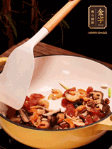 蔥白、干香菇、蝦米、香腸片略微翻炒才出香味，然后倒入料汁（生抽3勺、蠔油2勺、胡椒粉少許）、大米拌勻